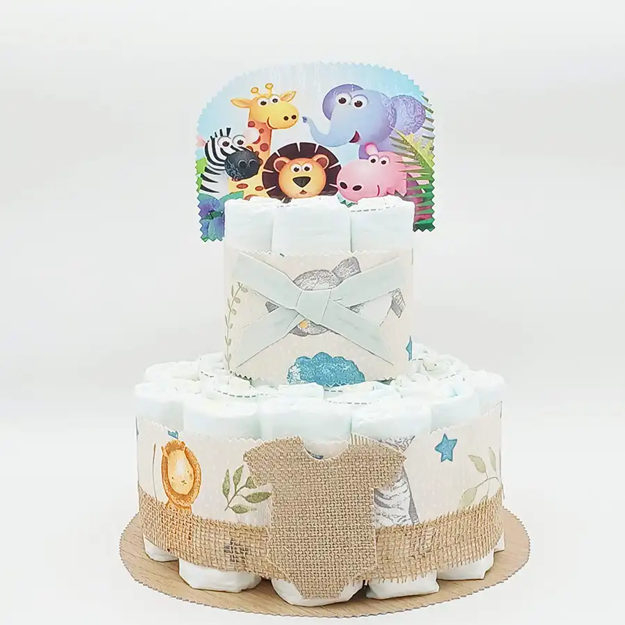 Tarta de pañales temática selva con peluche de animal y accesorios en tonos verdes y tierra